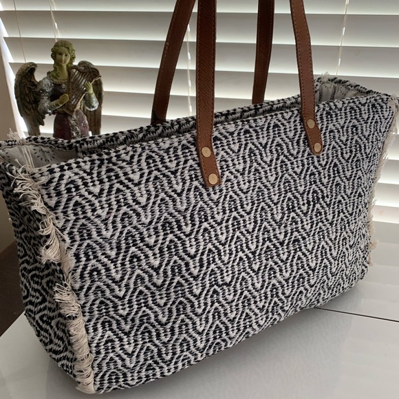 NWT BEAUTIFUL PAT WEEKENDER HANDBAG - Picture 3 of 7